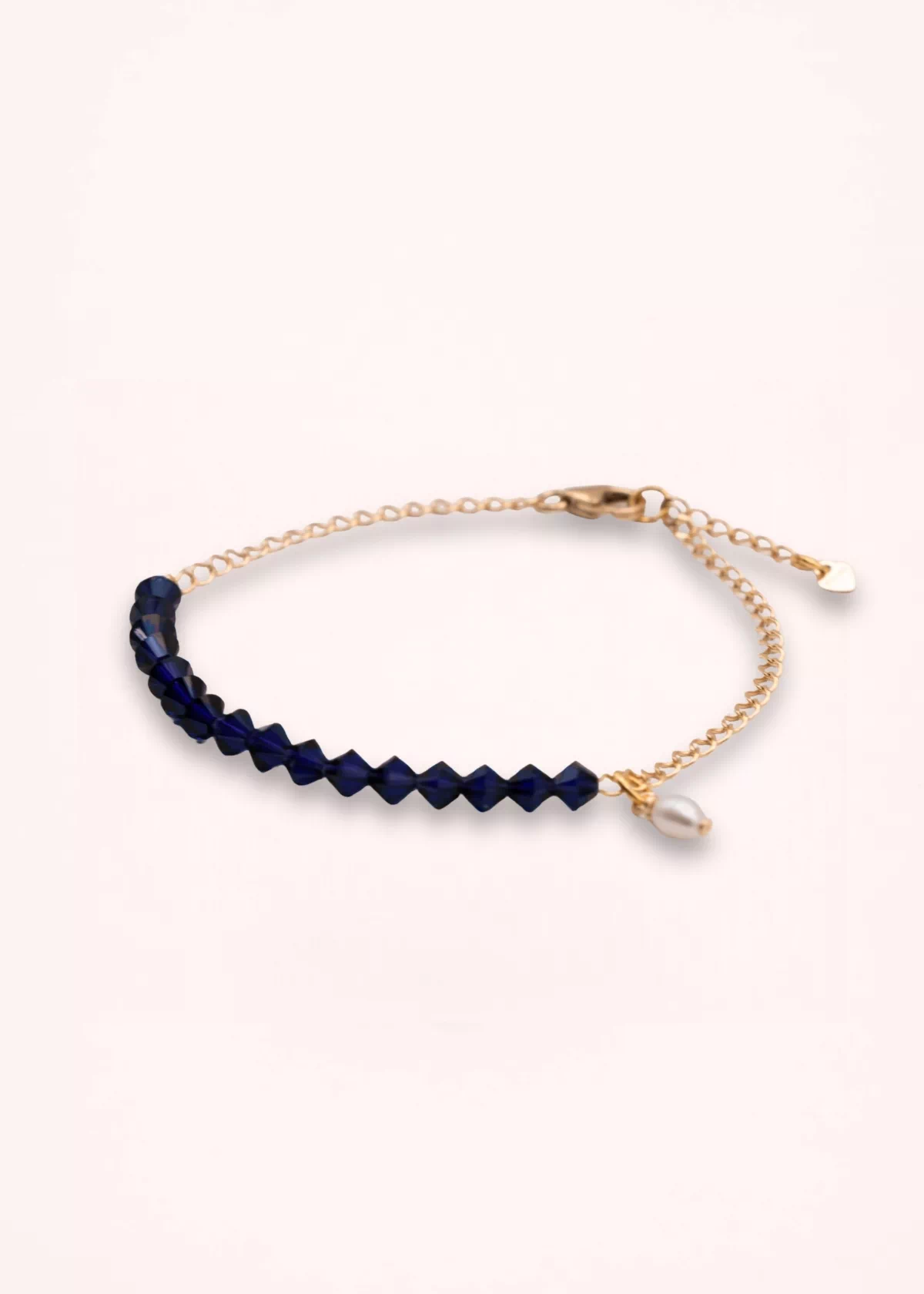 Bracelet Isabélia en perles Swarovski facettées bleu intense, avec perle de culture d'eau douce blanche pendante et chaîne dorée en or laminé 14K.