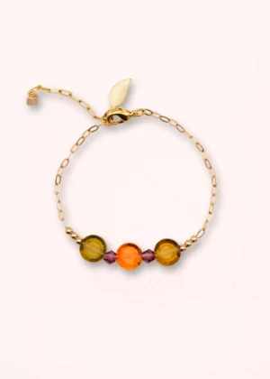 Bracelet Marélie en or laminé 14 carats avec perles de Bohême colorées aux tons orange et doré, et petite feuille dorée, sur fond clair.