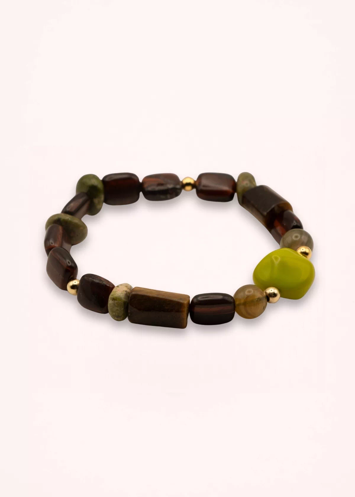 Bracelet Olia en pierres naturelles d'œil de tigre et d'unakite, avec une touche vert pomme en verre de Bohême et des détails en or laminé 14K, sur fond clair.
