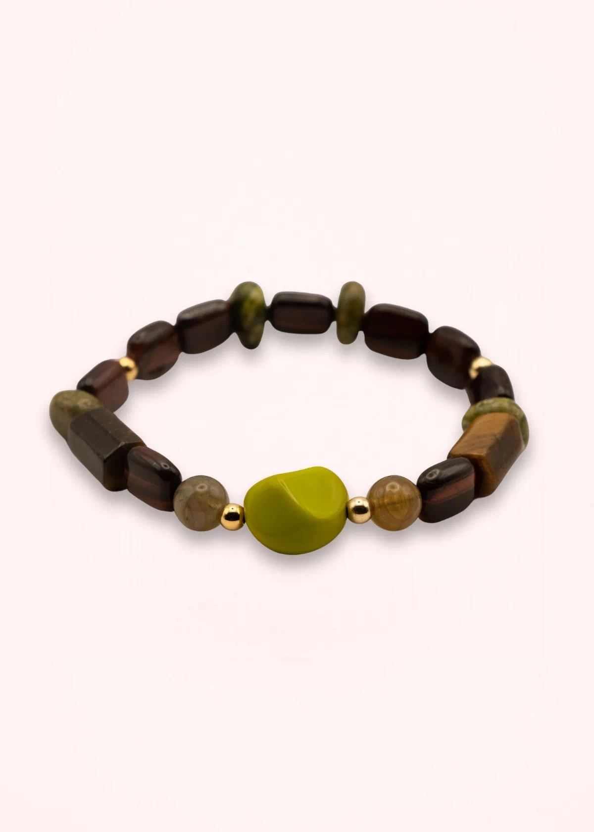 Vue de face du bracelet élastique Olia avec pierres naturelles brunes et vertes, touche vert pomme en verre de Bohême et détails dorés en or laminé.