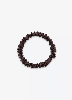 Chouchou fin en soie marron chocolat, vu de dessus.
