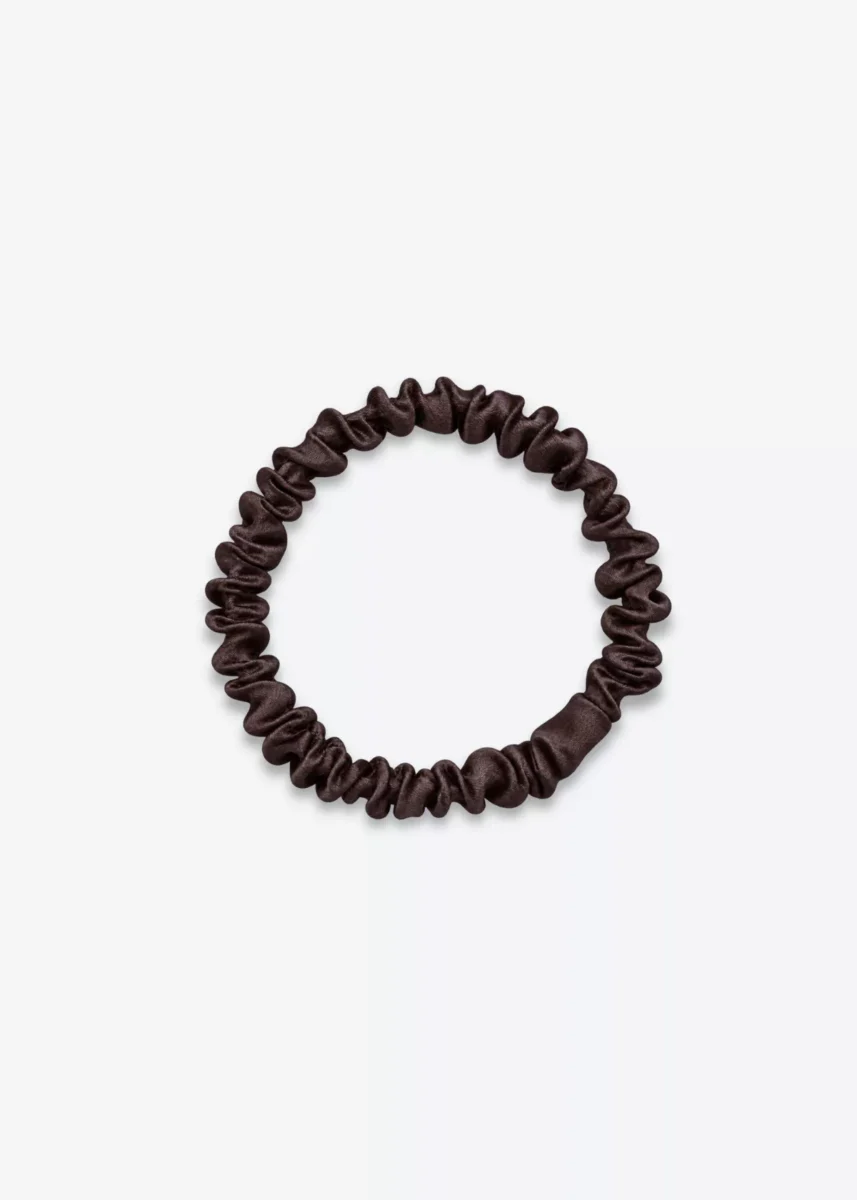 Chouchou fin en soie marron chocolat, vu de dessus.