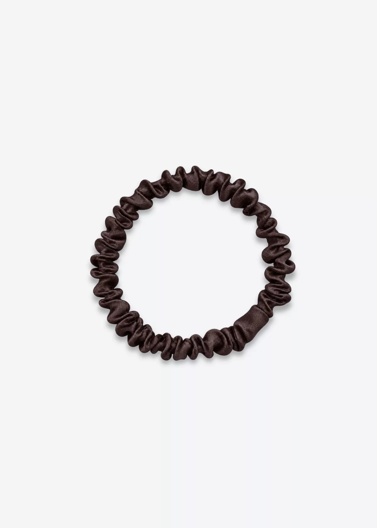 Chouchou fin en soie marron chocolat, vu de dessus.