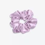 Grand chouchou en soie lilas, vu de dessus.