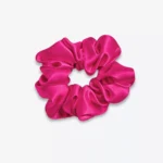 Grand chouchou en soie rose fuchsia, vu de dessus.