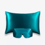 Coffret Beauty Sleep Bandeau : taie d’oreiller et masque bandeau réglable en soie bleu canard.