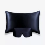 Coffret Beauty Sleep Bandeau : taie d’oreiller et masque bandeau réglable en soie bleu nuit.