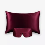 Coffret Beauty Sleep Bandeau : taie d’oreiller et masque bandeau réglable en soie bordeaux.