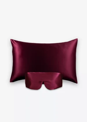 Coffret Beauty Sleep Bandeau : taie d’oreiller et masque bandeau réglable en soie bordeaux.