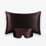Coffret Beauty Sleep Bandeau : taie d’oreiller et masque bandeau réglable en soie marron chocolat.