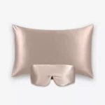 Coffret Beauty Sleep Bandeau : taie d’oreiller et masque bandeau réglable en soie taupe.