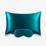 Coffret Beauty Sleep : taie d’oreiller et masque de nuit classique en soie bleu canard.