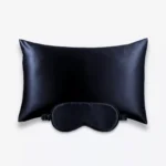 Coffret Beauty Sleep : taie d’oreiller et masque de nuit classique en soie bleu nuit.