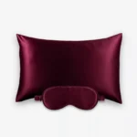 Coffret Beauty Sleep : taie d’oreiller et masque de nuit classique en soie bordeaux.
