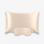 Coffret Beauty Sleep : taie d’oreiller et masque de nuit classique en soie champagne.