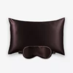 Coffret Beauty Sleep : taie d’oreiller et masque de nuit classique en soie marron chocolat.