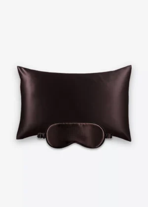 Coffret Beauty Sleep : taie d’oreiller et masque de nuit classique en soie marron chocolat.