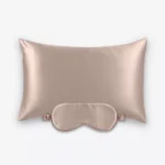 Coffret Beauty Sleep : taie d’oreiller et masque de nuit classique en soie taupe.