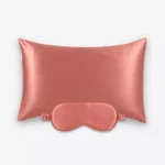 Coffret Beauty Sleep : taie d’oreiller et masque de nuit classique en soie terracotta.