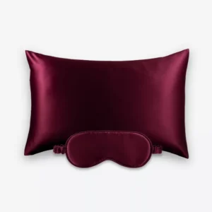 Coffret Beauty Sleep : taie d’oreiller et masque de nuit classique en soie bordeaux.