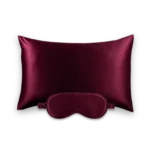 Coffret Beauty Sleep : taie d’oreiller et masque de nuit classique en soie bordeaux.