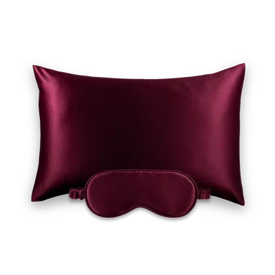 Coffret Beauty Sleep : taie d’oreiller et masque de nuit classique en soie bordeaux.