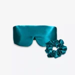 Coffret Duo Nuit Bandeau : masque bandeau réglable et grand chouchou en soie bleu canard.