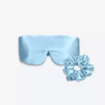 Coffret Duo Nuit Bandeau : masque bandeau réglable et grand chouchou en soie bleu ciel.