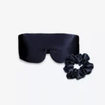 Coffret Duo Nuit Bandeau : masque bandeau réglable et grand chouchou en soie bleu nuit.