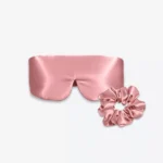 Coffret Duo Nuit Bandeau : masque bandeau réglable et grand chouchou en soie bois de rose.