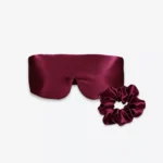 Coffret Duo Nuit Bandeau : masque bandeau réglable et grand chouchou en soie bordeaux.