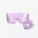 Coffret Duo Nuit Bandeau : masque bandeau réglable et grand chouchou en soie lilas.