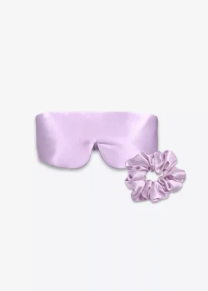 Coffret Duo Nuit Bandeau : masque bandeau réglable et grand chouchou en soie lilas.