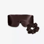 Coffret Duo Nuit Bandeau : masque bandeau réglable et grand chouchou en soie marron chocolat.
