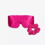 Coffret Duo Nuit Bandeau : masque bandeau réglable et grand chouchou en soie rose fuchsia.