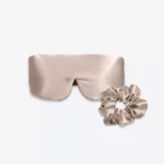 Coffret Duo Nuit Bandeau : masque bandeau réglable et grand chouchou en soie taupe.