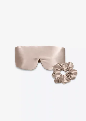 Coffret Duo Nuit Bandeau : masque bandeau réglable et grand chouchou en soie taupe.