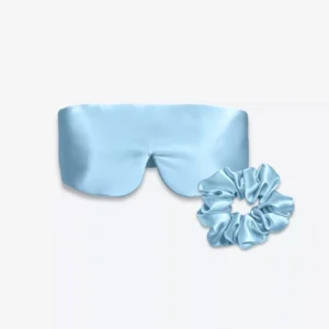 Coffret Duo Nuit Bandeau : masque bandeau réglable et grand chouchou en soie bleu ciel.