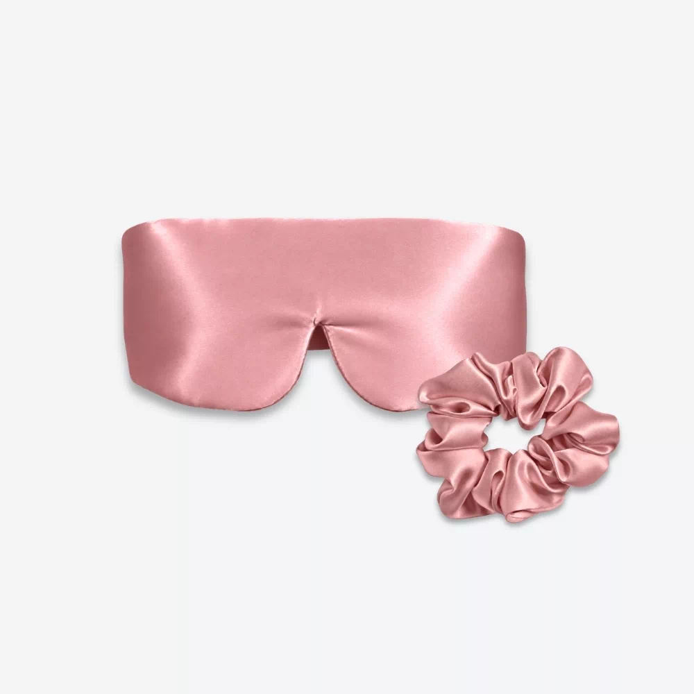 Coffret Duo Nuit Bandeau : masque bandeau réglable et grand chouchou en soie bois de rose.