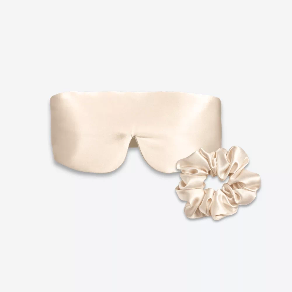 Coffret Duo Nuit Bandeau : masque bandeau réglable et grand chouchou en soie champagne.