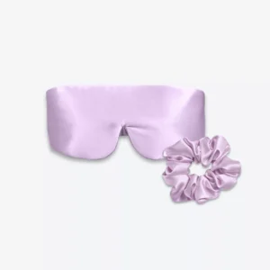 Coffret Duo Nuit Bandeau : masque bandeau réglable et grand chouchou en soie lilas.