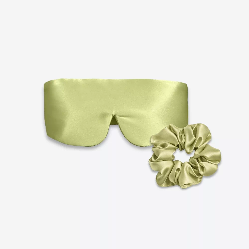 Coffret Duo Nuit Bandeau : masque bandeau réglable et grand chouchou en soie vert amande.