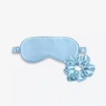 Coffret Duo Nuit : masque de nuit classique et grand chouchou en soie bleu ciel.