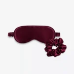 Coffret Duo Nuit : masque de nuit classique et grand chouchou en soie bordeaux.