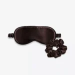 Coffret Duo Nuit : masque de nuit classique et grand chouchou en soie marron chocolat.