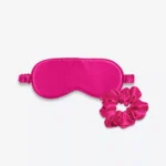 Coffret Duo Nuit : masque de nuit classique et grand chouchou en soie rose fuchsia.