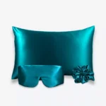 Coffret Les Essentiels Bandeau : taie d’oreiller, masque bandeau réglable et grand chouchou, tous en soie bleu canard.