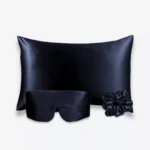 Coffret Les Essentiels Bandeau : taie d’oreiller, masque bandeau réglable et grand chouchou, tous en soie bleu nuit.
