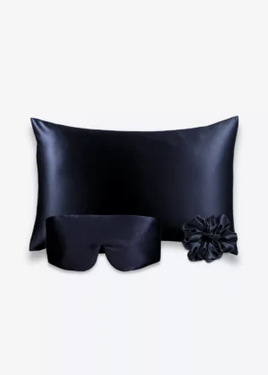 Coffret Les Essentiels Bandeau : taie d’oreiller, masque bandeau réglable et grand chouchou, tous en soie bleu nuit.
