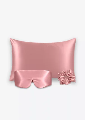 Coffret Les Essentiels Bandeau : taie d’oreiller, masque bandeau réglable et grand chouchou, tous en soie bois de rose.